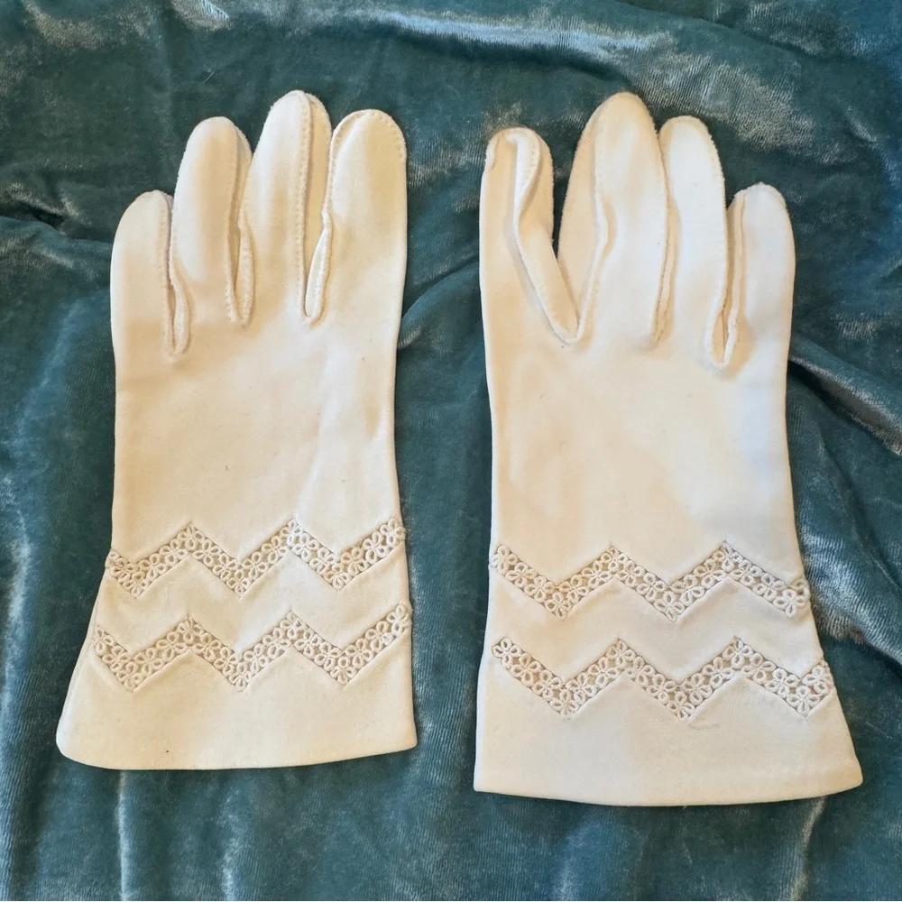 Vintage Classic Women's Cream Gloves with Zigzag Embroidery